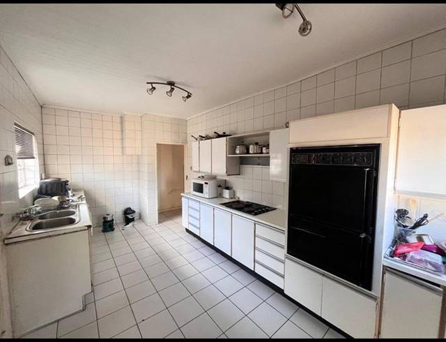 8 BEDROOM HOUSE FOR SALE IN WYCHWOOD